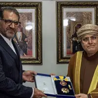عکس/ اهدای مدال «النعمان» توسط سلطان عمان به یک ایرانی