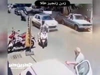 ویدئویی از سرقت زنجیر طلا مرد موتورسوار در روز روشن