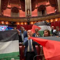عکس/ برافراشته شدن پرچم فلسطین در پارلمان‌های ایتالیا و فرانسه