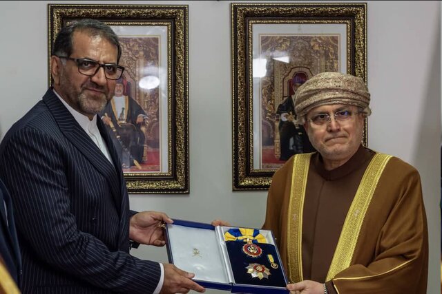 سفیر سابق ایران از سلطان عمان نشان درجه یک گرفت