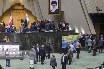 تصاویری از جدال نمایندگان در صحن علنی مجلس؛ بحث تاجگردون با علیرضا سلیمی