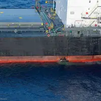 عکس/ اصابت موشک های یمنی‌ها به کشتی یونانی