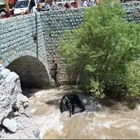 سقوط خودرو پرادو به داخل رودخانه کرج؛ ۲ سرنشین نجات پیدا کردند