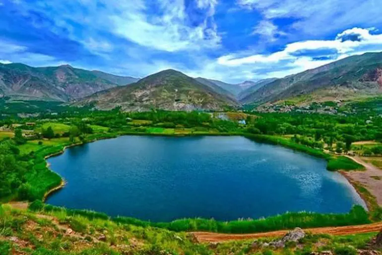 منظره‌ای زیبا از دریاچه گهر و کوه هفت تنان
