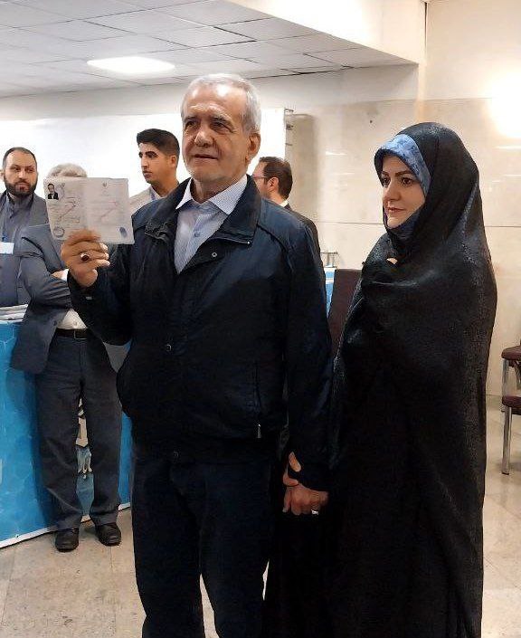 عکس/ مسعود پزشکیان دست در دست دخترش در ستاد انتخابات