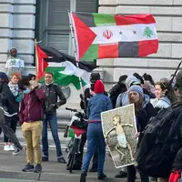 عکس/ اهتزاز پرچم ایران و محور مقاومت در تظاهرات غرب آمریکا