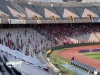 هجوم تماشاگران به سکوهای بازسازی شده استادیوم آزادی