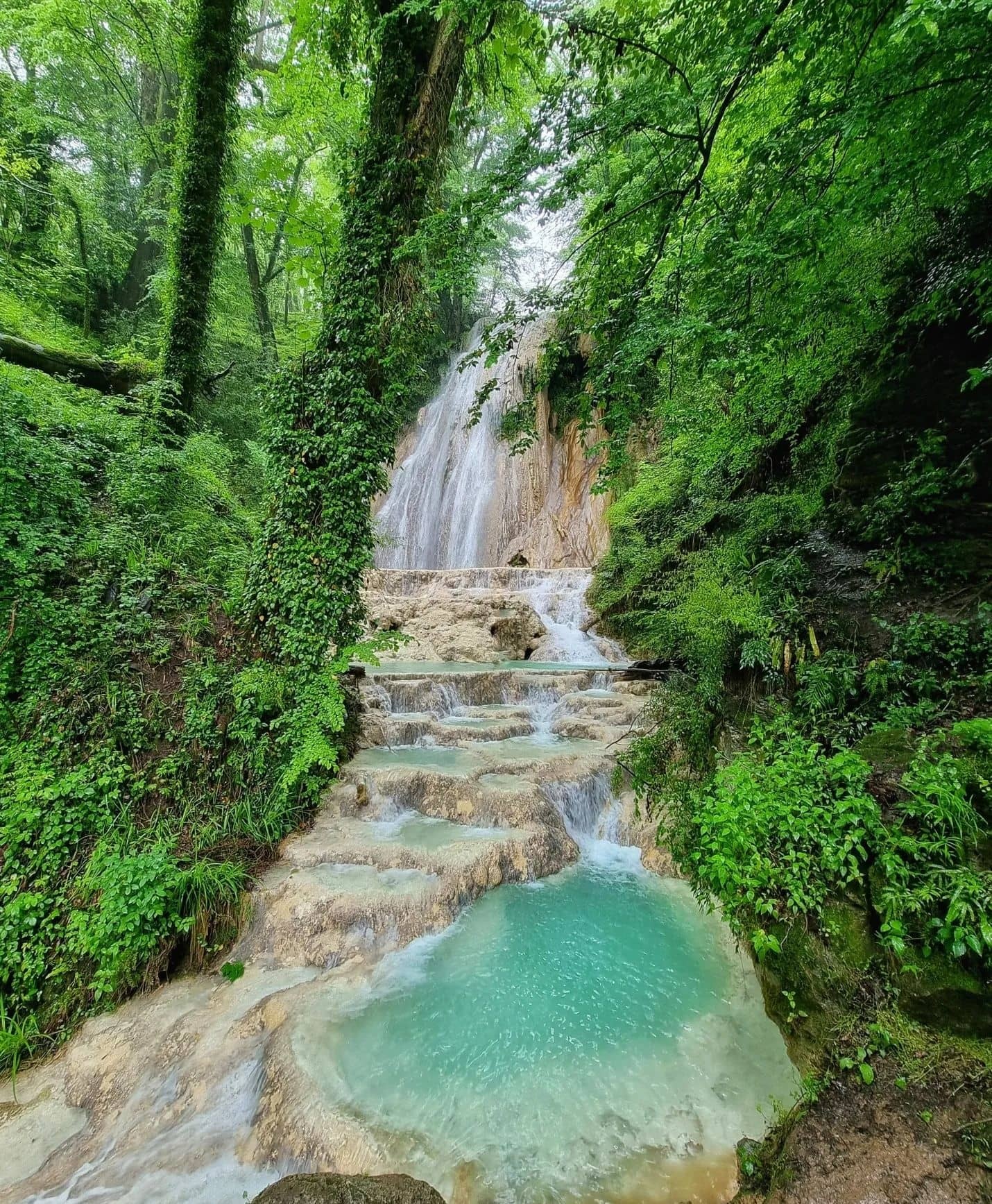 آبشاری آهکی در دل جنگل‌های لفور
