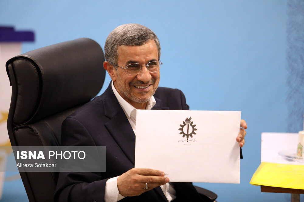 عکس/ ژست های احمدی نژاد مقابل دوربین خبرنگاران در وزارت کشور 