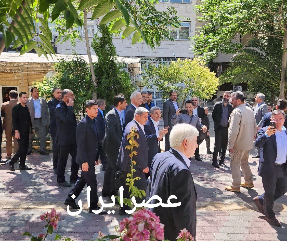 عکس/ ورود احمدی‌نژاد به وزارت کشور