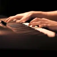 اجرای چند آهنگ عاشقانه و معروف با «پیانو» 