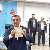 تصویری از همراهان احمدی‌نژاد زمان ثبت نام وی در انتخابات ریاست جمهوری