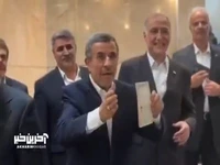 احمدی نژاد با اشاره به شناسنامه خود: «این خیلی احترام داره ساخت ایرانه»