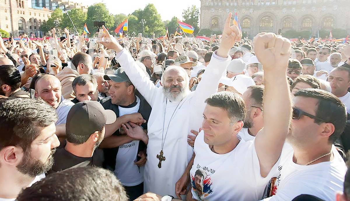 کلیسا رویاروی دولت؛ در ارمنستان چه خبر است؟