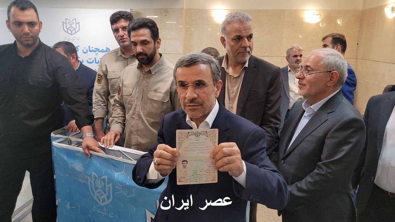 عکس/ احمدی نژاد هنگام ثبت نام در وزارت کشور