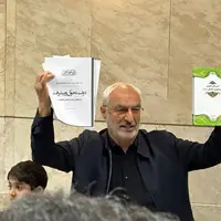 عکس/ زاهدی، وزیر علوم دولت احمدی‌نژاد اینگونه وارد ستاد انتخابات شد