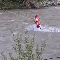 نجات فرد گرفتار در رودخانه کرج