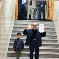 وزیر اسبق علوم به‌ همراه نوه‌اش به وزارت کشور رفت و ثبت نام کرد