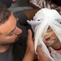 صحنه دردناک وداع پدر زخمی فلسطینی با کودک شهیدش در غزه