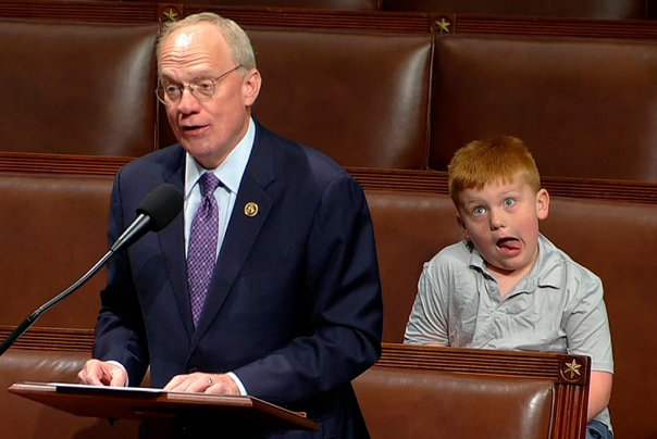 عکس/ شکلک درآوردن پسر نماینده کنگره آمریکا هنگام سخنرانی پدرش!