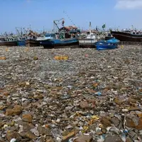 قایق های ماهیگیری میان دریایی از زباله در کراچی پاکستان