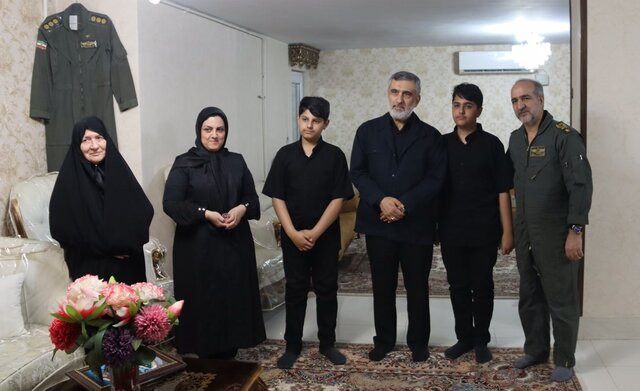سردار حاجی‌زاده در دیدار با شهدای کادر پروازی رئیس‌جمهور: ان‌شاءالله ادامه‌دهنده راه شهدا باشیم