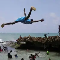 آب تنی جوانان در سواحل سومالی 