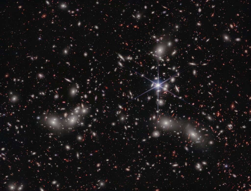 تصویر روز ناسا؛ خوشه کهکشانی پاندورا / پهنای این عکس ۶۰ برابر قطر کهکشان راه‌شیری است