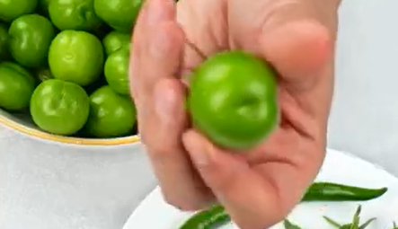 ترشی گوجه سبز را امتحان کنید!