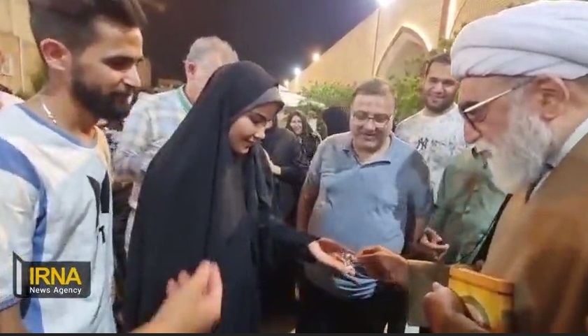 هدیه انگشتری تولیت آستان قدس رضوی به دو زوج جوان مشهدی در مسجد سهله نجف