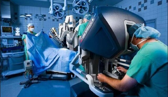 انجام اولین جراحی رباتیک جهان از فاصله ۸۰۰۰ کیلومتری