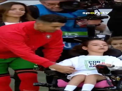 فراتر از فوتبال؛ کریستیانو رونالدو با دختری معلول راهی زمین شد