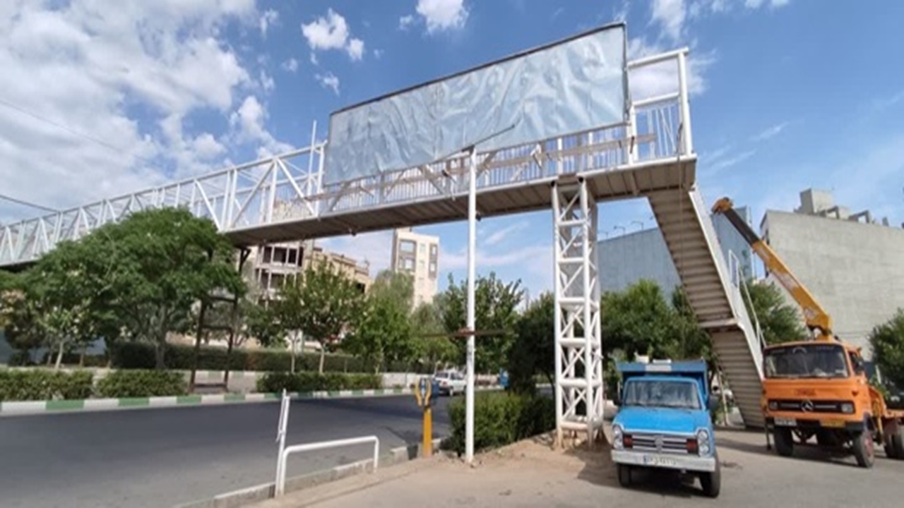 پل عابر پیاده بلوار جمهوری اسلامی قم تکمیل شد