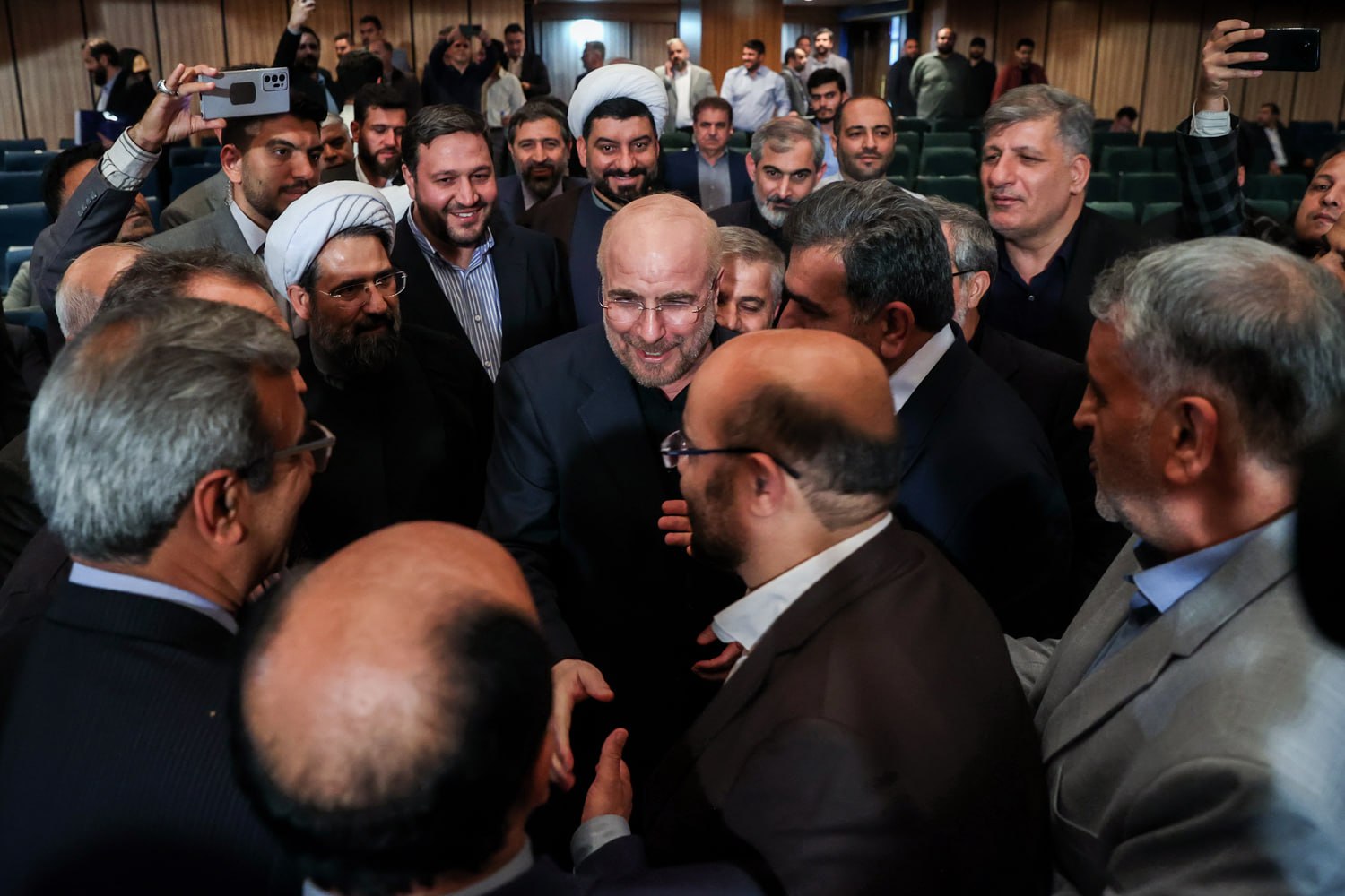 عکس/ حضور «قالیباف» در جمع برخی از نمایندگان ادوار و نمایندگان منتخب مجلس دوازدهم