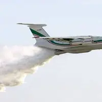 هواپیمای آب‌پاش در حال خاموش کردن آتش جنگل‌های کرمانشاه است