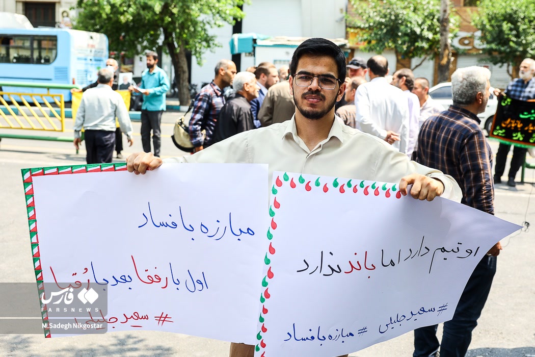 عکس/ تبلیغات انتخاباتی در حاشیه نماز جمعه تهران