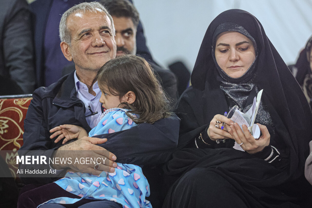 عکس/ حضور دختر مسعود پزشکیان در همایش انتخاباتی همراه پدر 