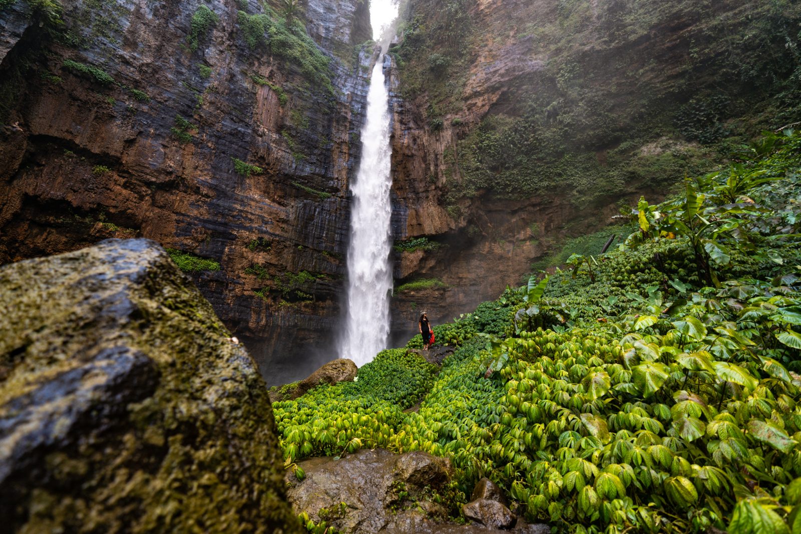 آبشاری زیبا در اندونزی
