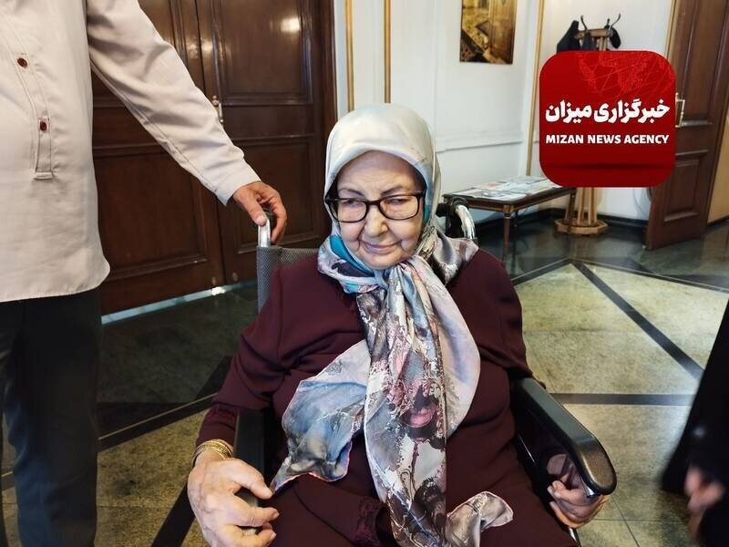 عکس‌هایی از استقبال مادر «حمید نوری» در فرودگاه از پسرش