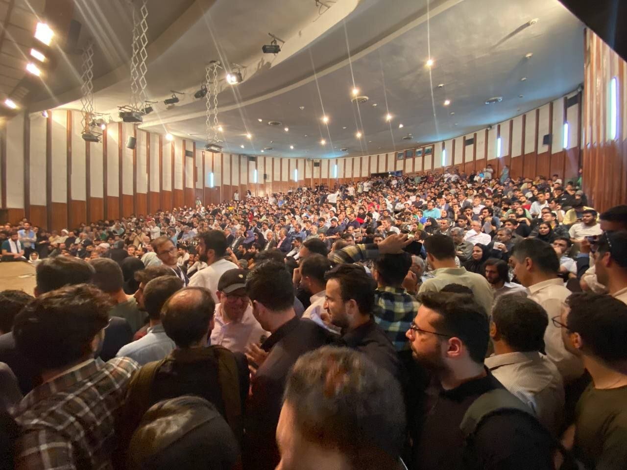 عکس/ موج حضور دانشجویان دانشگاه تهران در سالن سخنرانی پزشکیان 