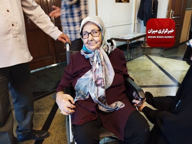 عکس‌هایی از استقبال مادر «حمید نوری» در فرودگاه از پسرش