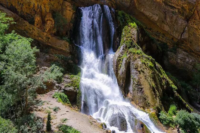 نجات معجزه‌آسای کودک یزدی بعد سقوط از آبشار آب سفید الیگودرز 