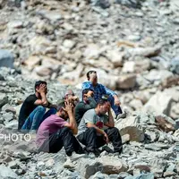 عکس/ تصویری غم انگیز در حاشیه عملیات امداد رسانی به کارگران معدن شازند