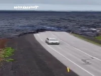 جاده‌ای در ایسلند پس از فوران آتشفشان