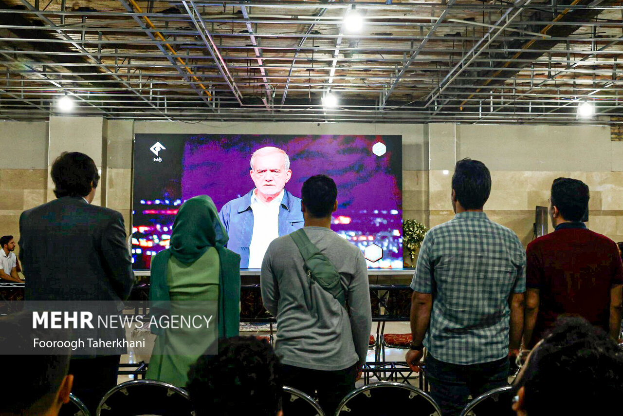عکس/ پخش اولین مناظره انتخاباتی در ستاد «مسعود پزشکیان» 