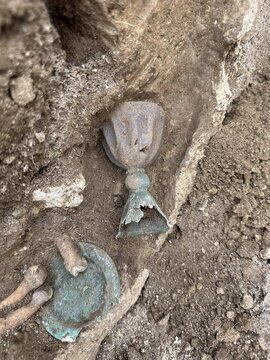 گوناگون/ کشف گنجینه ۷۰۰ ساله و سکه‌های نقره در ساحل دریاچه 