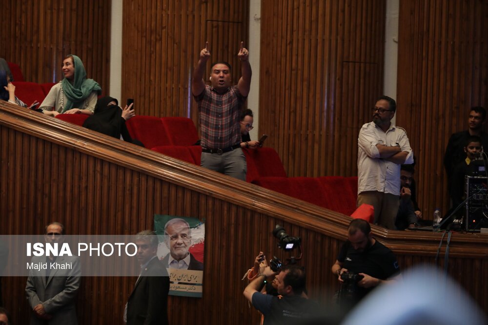 عکس/ حواشی حضور مسعود پزشکیان در همایش بزرگ فرهنگیان 