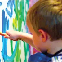 پسرم با رنگ‌های تیره نقاشی می‌کشد
