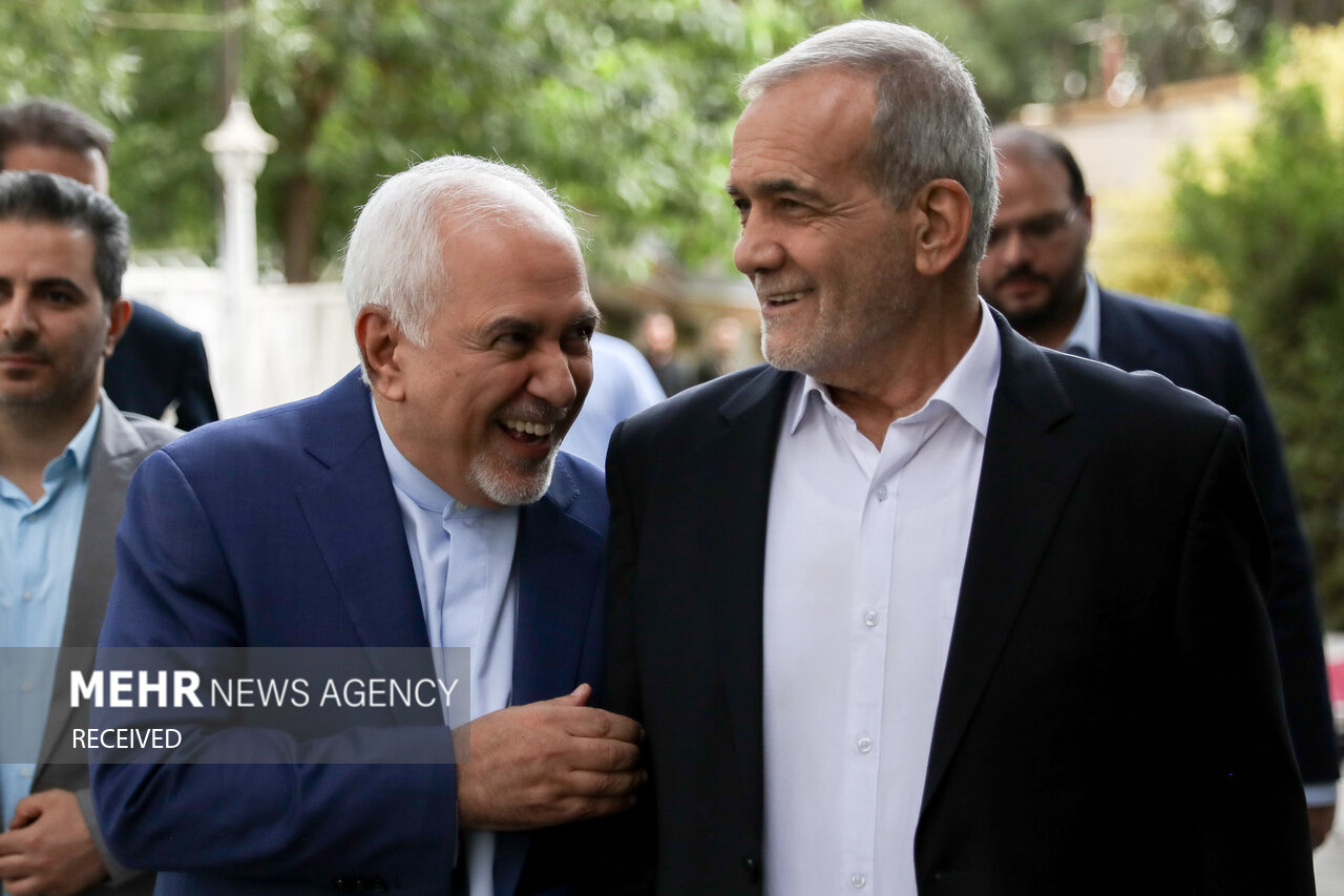 عکس/ خنده های ظریف در همراهی با مسعود پزشکیان در میزگرد سیاسی صدا و سیما 