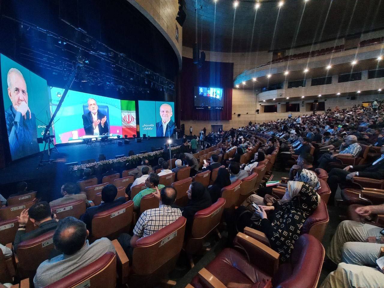 عکس/ پخش میزگرد فرهنگی پزشکیان در برج میلاد 